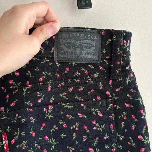 Levi’s Mid Length Shorts, Floral Print, Black Shorts with Pink Flowers,Size 28 - Picture 16 of 16